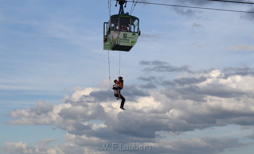 Koelner Seilbahn Gondel blieb haengen Koeln Linksrheinisch P657.JPG